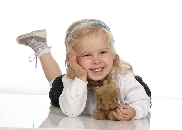 Glückliches Mädchen mit Kuscheltier