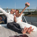 Brautpaar feiert Hochzeit auf dem Boot