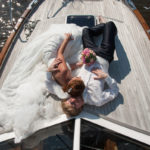 Brautpaar entspannt am Hochzeitstag auf dem Boot