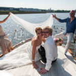 Brautpaar genießt Hochzeit auf dem Boot