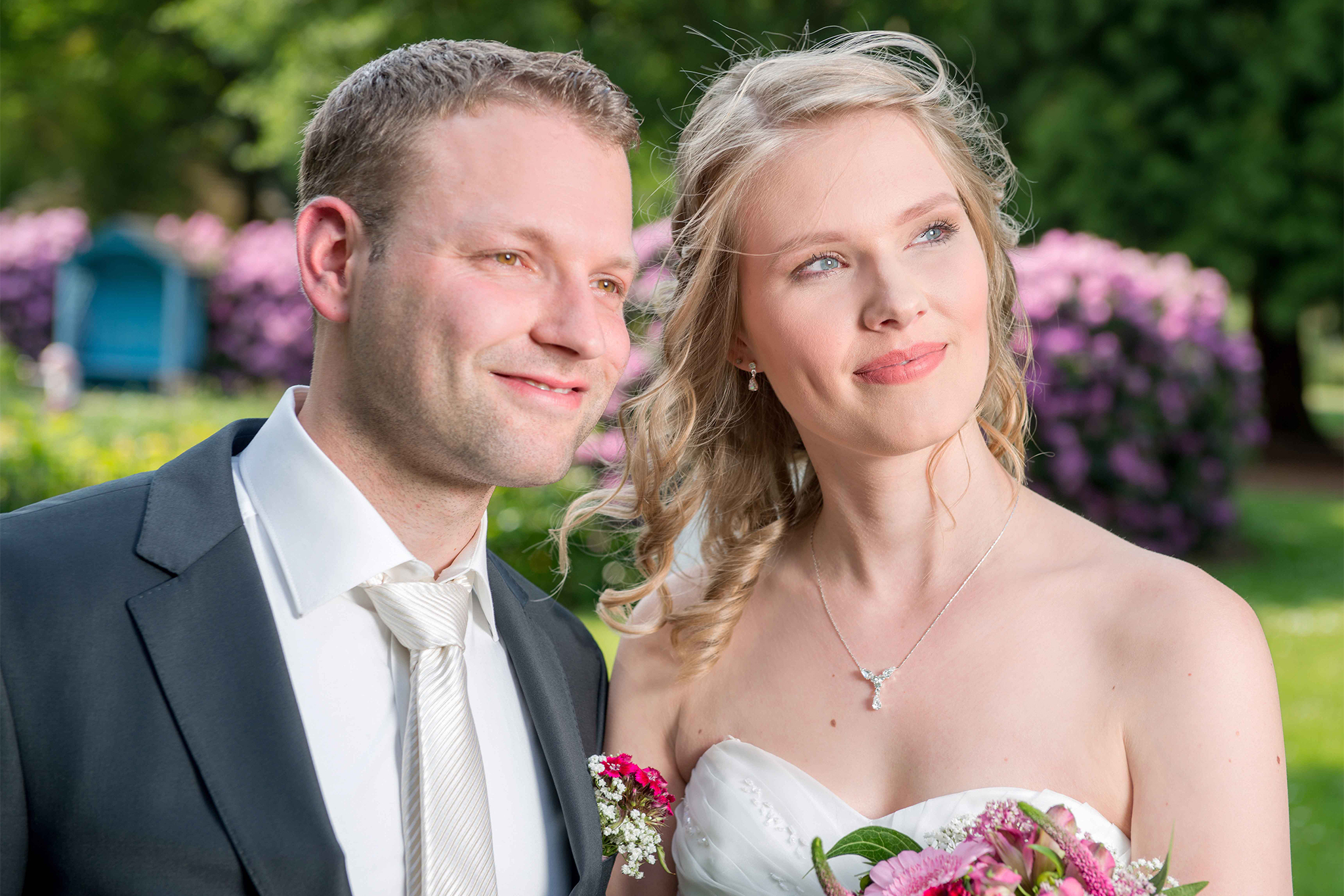 Brautpaar blickt an Hochzeit glücklich in die Ferne