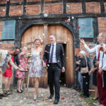 Hochzeitsgesellschaft begrüßt Brautpaar vor dem Standesamt Langwedel