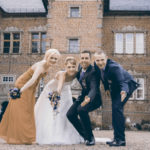 Brautpaar mit Trauzeugen am Tag ihrer Hochzeit im Erbhof Thedinghausen