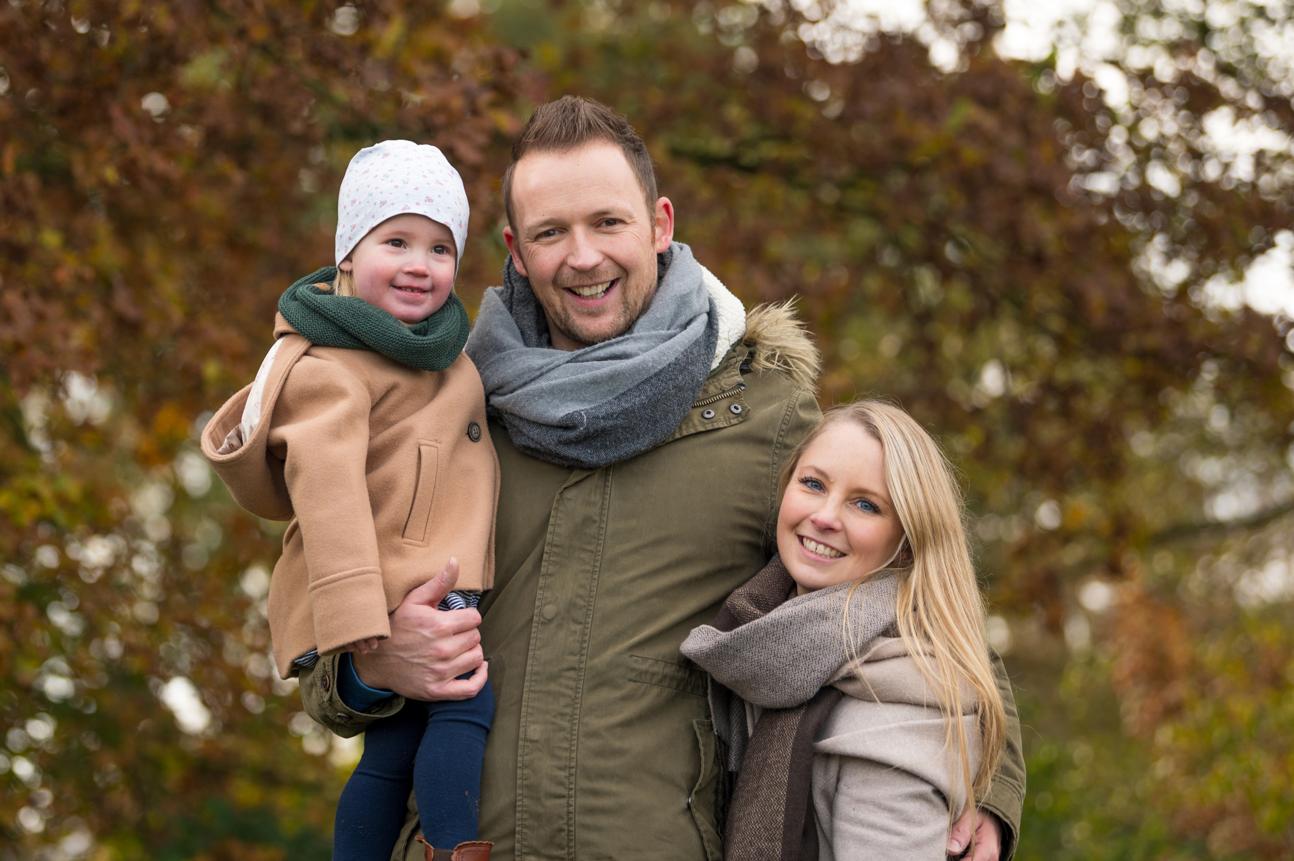 Familie spazieren im Wald