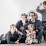 Familie sitzt auf dem Boden Studio Oyten