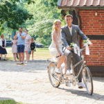 Hochzeitspaar macht Fahrradtour